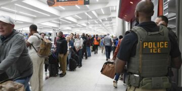 Trump impulsa una narrativa falsa al ordenar a los agentes de ICE que “ayuden” a la TSA en los aeropuertos de EE. UU.
