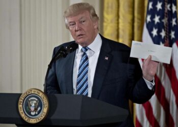 Trump vota por correo en elecciones especiales de Florida, a pesar de calificarlas de “trampas”