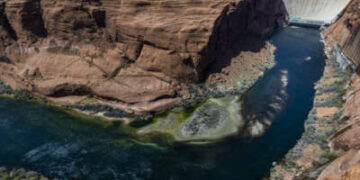El río Colorado fluye debajo de la presa Glen Canyon el 18 de abril de 2023 en Page, Arizona.