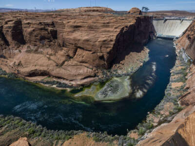El río Colorado fluye debajo de la presa Glen Canyon el 18 de abril de 2023 en Page, Arizona.
