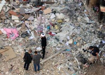 Un clérigo iraní habla con los medios frente a un edificio residencial alcanzado por ataques aéreos estadounidenses e israelíes días antes de que entrara en vigor un alto el fuego de dos semanas entre Irán y Estados Unidos, en el complejo residencial Shahid Broujerdi en el sur de Teherán el 14 de abril de 2026.