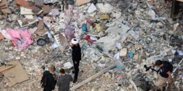 Un clérigo iraní habla con los medios frente a un edificio residencial alcanzado por ataques aéreos estadounidenses e israelíes días antes de que entrara en vigor un alto el fuego de dos semanas entre Irán y Estados Unidos, en el complejo residencial Shahid Broujerdi en el sur de Teherán el 14 de abril de 2026.