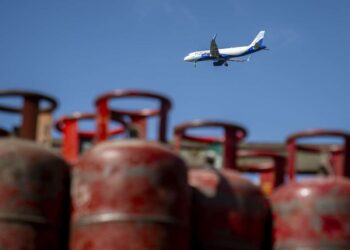 A Europa le quedan “quizás 6 semanas” de combustible para aviones, dice un alto funcionario de energía