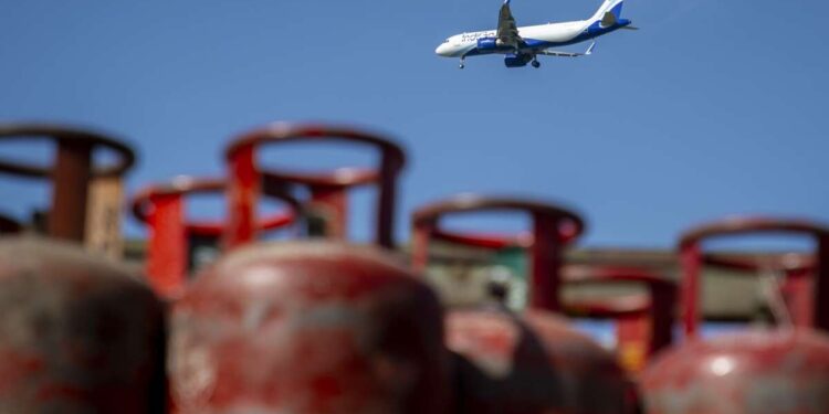 A Europa le quedan “quizás 6 semanas” de combustible para aviones, dice un alto funcionario de energía