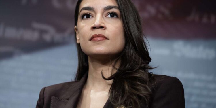 AOC: El acuerdo con Irán “no cambia nada” sobre la necesidad de acusar a Trump por amenaza genocida