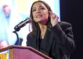 AOC renueva llamado para derrocar a Trump luego de informe sobre su exclusión de la sala de situación