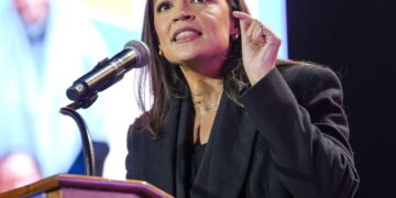 AOC renueva llamado para derrocar a Trump luego de informe sobre su exclusión de la sala de situación