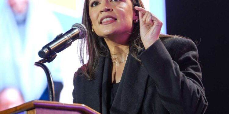 AOC renueva llamado para derrocar a Trump luego de informe sobre su exclusión de la sala de situación