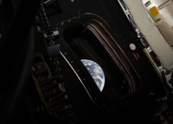 Una vista de la Tierra tomada por el astronauta de la NASA y comandante de Artemis II, Reid Wiseman, desde una de las cuatro ventanas principales de la nave espacial Orion después de completar la inyección translunar el 2 de abril de 2026. (NASA/Reid Wiseman).