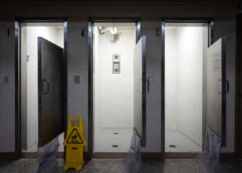 Instalaciones de duchas en la unidad Little Scandinavia en SCI Chester el 9 de marzo de 2023 en Chester, PA.