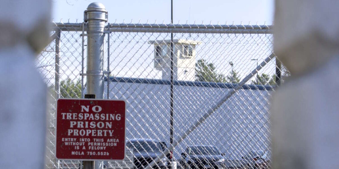 Cientos de inmigrantes encarcelados inician huelga de hambre en una remota prisión de Michigan