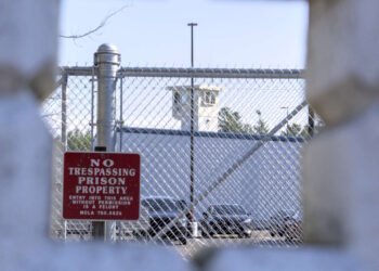 Cientos de inmigrantes encarcelados inician huelga de hambre en una remota prisión de Michigan