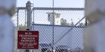 Cientos de inmigrantes encarcelados inician huelga de hambre en una remota prisión de Michigan