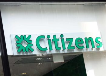 Cientos de personas protestan contra Citizens Bank por sus vínculos con socios penitenciarios de ICE