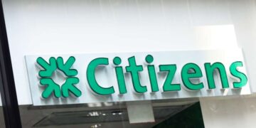 Cientos de personas protestan contra Citizens Bank por sus vínculos con socios penitenciarios de ICE