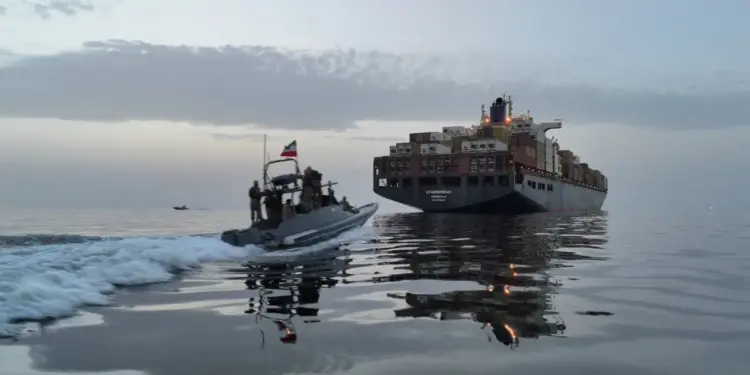 El barco Epaminondas durante la incautación por parte del Cuerpo de la Guardia Revolucionaria Islámica (CGRI) en el Estrecho de Ormuz, Irán, en esta imagen obtenida por Reuters el 24 de abril de 2026. (Meysam Mirzadeh/Tasnim/WANA vía Reuters)