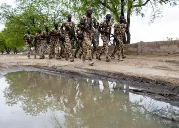 Soldados nigerianos de la Fuerza de Tarea Conjunta Multinacional corren en la base militar MNJTF en Monguno, Nigeria, el 5 de julio de 2025. (Joris Bolomey/AFP vía Getty Images)