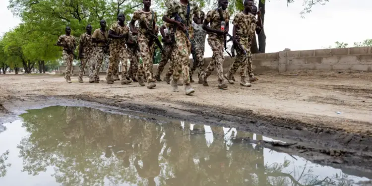 Soldados nigerianos de la Fuerza de Tarea Conjunta Multinacional corren en la base militar MNJTF en Monguno, Nigeria, el 5 de julio de 2025. (Joris Bolomey/AFP vía Getty Images)