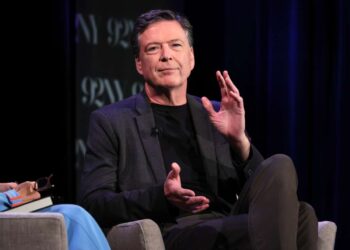 El Departamento de Justicia acusa a Comey de publicar una imagen “amenazante” de conchas marinas en Instagram