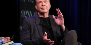 El Departamento de Justicia acusa a Comey de publicar una imagen “amenazante” de conchas marinas en Instagram