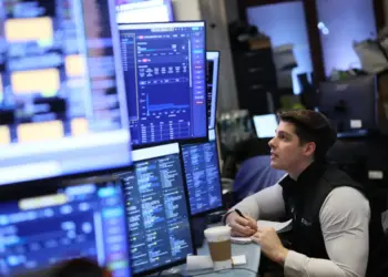 Un comerciante trabaja en la Bolsa de Valores de Nueva York el 6 de marzo de 2026. (Michael M. Santiago/Getty Images)