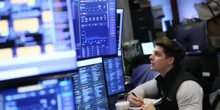 Un comerciante trabaja en la Bolsa de Valores de Nueva York el 6 de marzo de 2026. (Michael M. Santiago/Getty Images)