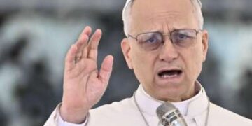 El Papa León XIV se dirige a la multitud durante la audiencia general semanal en la Plaza de San Pedro en el Vaticano el 25 de marzo de 2026.