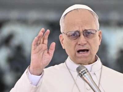 El Papa León XIV se dirige a la multitud durante la audiencia general semanal en la Plaza de San Pedro en el Vaticano el 25 de marzo de 2026.