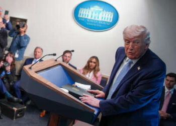 El presidente estadounidense Donald Trump habla durante una conferencia de prensa en la sala de prensa James S. Brady de la Casa Blanca el 6 de abril de 2026, en Washington, DC.