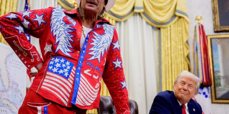 El Pentágono dice que le dio a Kid Rock un paseo en helicóptero para ayudarlo a promocionar su gira cinematográfica