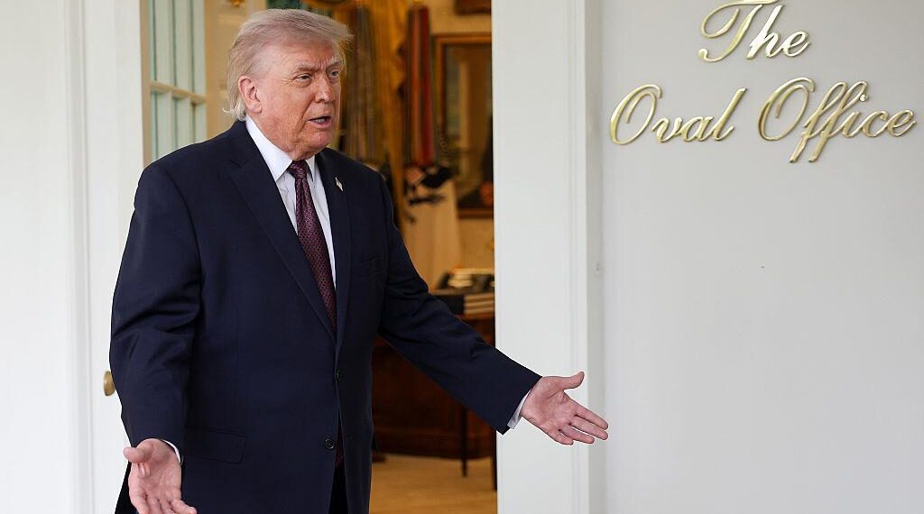 El presidente Donald Trump habla con los periodistas durante un evento fuera de la Oficina Oval. (Gana McNamee/Getty Images)