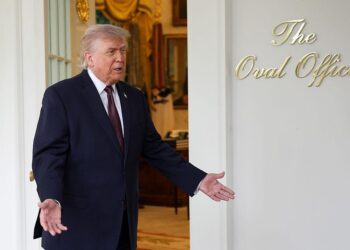 El presidente Donald Trump habla con los periodistas durante un evento fuera de la Oficina Oval. (Gana McNamee/Getty Images)