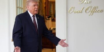 El presidente Donald Trump habla con los periodistas durante un evento fuera de la Oficina Oval. (Gana McNamee/Getty Images)