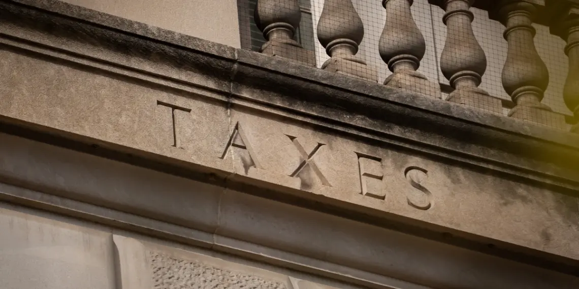 El Tesoro y el IRS proponen normas para un impuesto del 1 por ciento sobre las remesas de parte del dinero enviado a países extranjeros