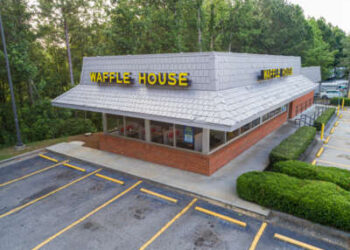 El aumento salarial de $20 en la comida rápida de California no acabó con los empleos, según un nuevo estudio