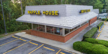 El aumento salarial de $20 en la comida rápida de California no acabó con los empleos, según un nuevo estudio