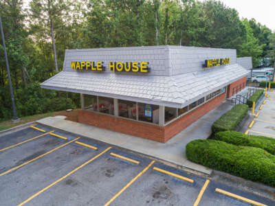 El aumento salarial de $20 en la comida rápida de California no acabó con los empleos, según un nuevo estudio