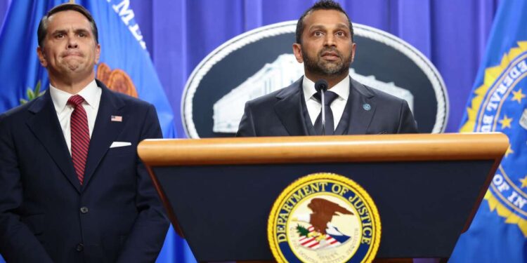 El gobierno utiliza la política de registros para encarcelar a un científico mientras es demandado por abusos de registros