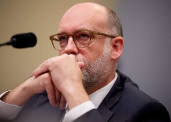 El jefe de la OMB, Russ Vought, se niega a proporcionar estimaciones financieras sobre los costos de la guerra con Irán