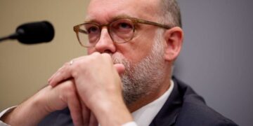 El jefe de la OMB, Russ Vought, se niega a proporcionar estimaciones financieras sobre los costos de la guerra con Irán