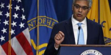 El médico de Texas que dirigió la respuesta al sarampión se une a los CDC bajo la dirección de RFK Jr.