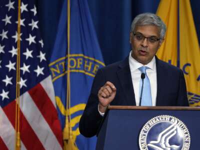 El médico de Texas que dirigió la respuesta al sarampión se une a los CDC bajo la dirección de RFK Jr.