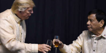 El entonces presidente filipino Rodrigo Duterte brinda con el presidente estadounidense Donald Trump durante una cena de gala especial de celebración para la Asociación de Naciones del Sudeste Asiático en Manila el 12 de noviembre de 2017.