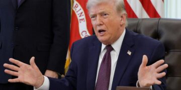 El presidente estadounidense Donald Trump habla en la Oficina Oval de la Casa Blanca el 31 de marzo de 2026. (Alex Wong/Getty Images)