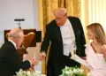 El presidente Donald Trump brinda con el rey Carlos III de Gran Bretaña y la primera dama Melania Trump durante una cena de estado en el Salón Este de la Casa Blanca en Washington el 28 de abril de 2026. (Brendan Smialowski/AFP vía Getty Images)
