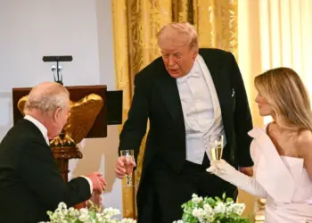 El presidente Donald Trump brinda con el rey Carlos III de Gran Bretaña y la primera dama Melania Trump durante una cena de estado en el Salón Este de la Casa Blanca en Washington el 28 de abril de 2026. (Brendan Smialowski/AFP vía Getty Images)