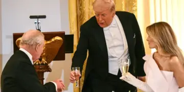 El presidente Donald Trump brinda con el rey Carlos III de Gran Bretaña y la primera dama Melania Trump durante una cena de estado en el Salón Este de la Casa Blanca en Washington el 28 de abril de 2026. (Brendan Smialowski/AFP vía Getty Images)