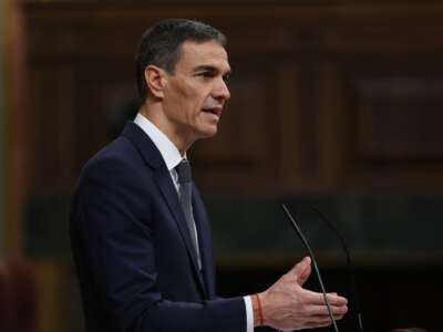 El presidente español da la bienvenida al alto el fuego en Irán pero rechaza los elogios a Trump