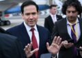 El secretario de Estado de Estados Unidos, Marco Rubio, hace un gesto mientras habla con la prensa tras una reunión de Ministros de Asuntos Exteriores del G7 con países socios antes de su partida al aeropuerto de Bourget en Le Bourget, en las afueras de París, el 27 de marzo de 2026.