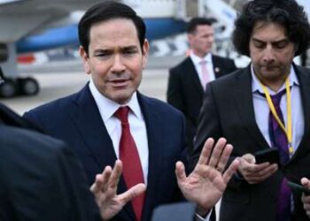 El secretario de Estado de Estados Unidos, Marco Rubio, hace un gesto mientras habla con la prensa tras una reunión de Ministros de Asuntos Exteriores del G7 con países socios antes de su partida al aeropuerto de Bourget en Le Bourget, en las afueras de París, el 27 de marzo de 2026.